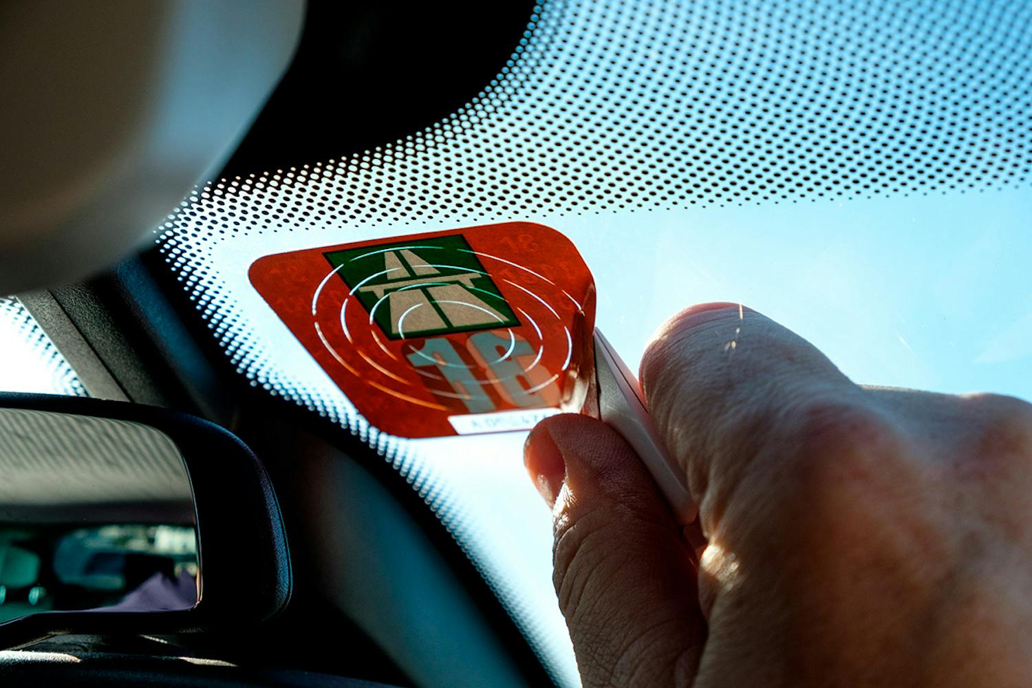 Fjerne klistermærker fra rude Fjerne klistermærker fra bilrude